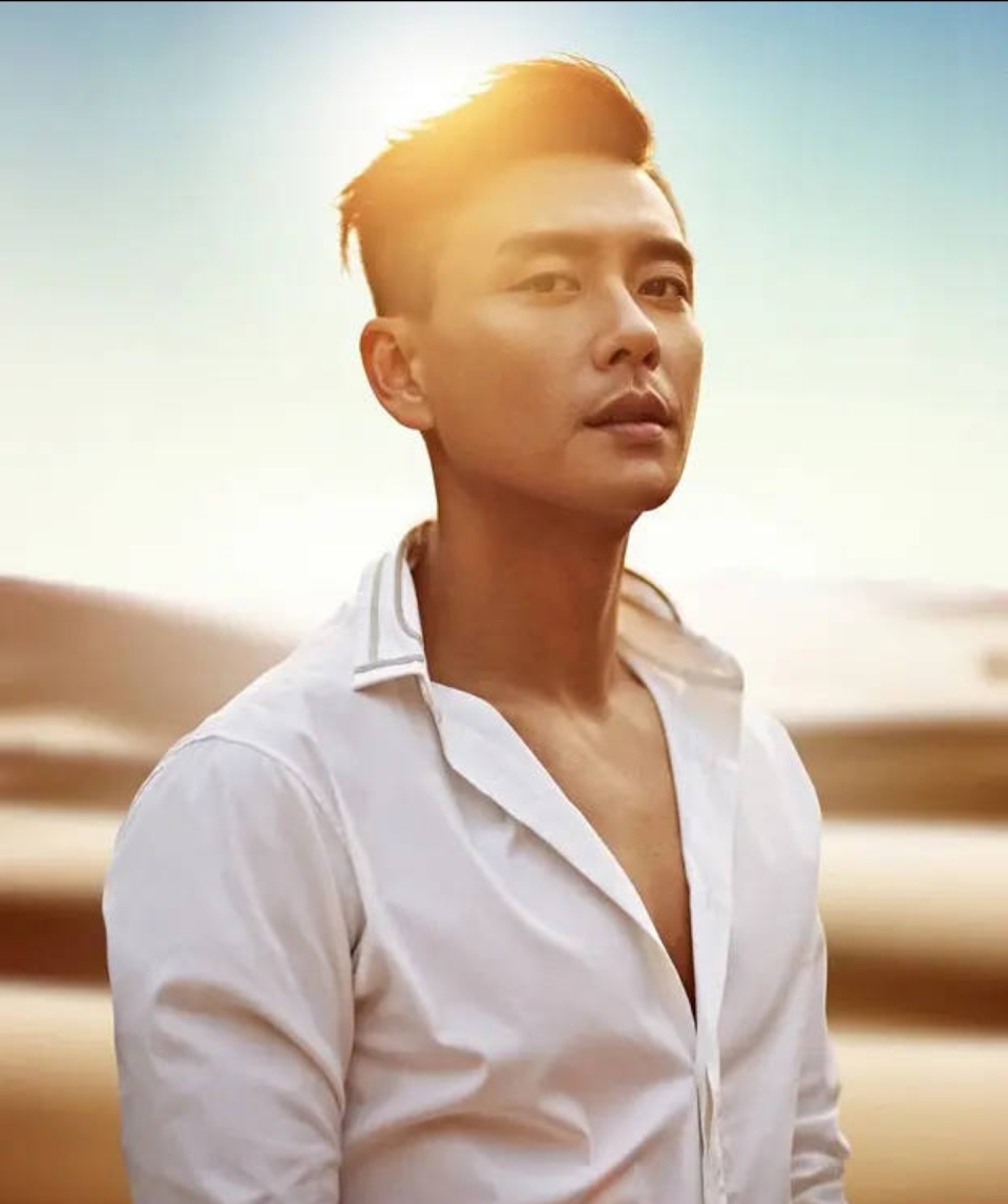 网传43岁港星黄宗泽隐婚生子,女方小自己18岁,也是圈内明星-腾讯新闻