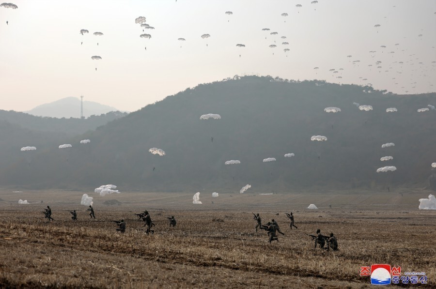 朝鲜伞兵模拟大规模空袭:展示命令下达后立即占领敌方地区的能力_腾讯