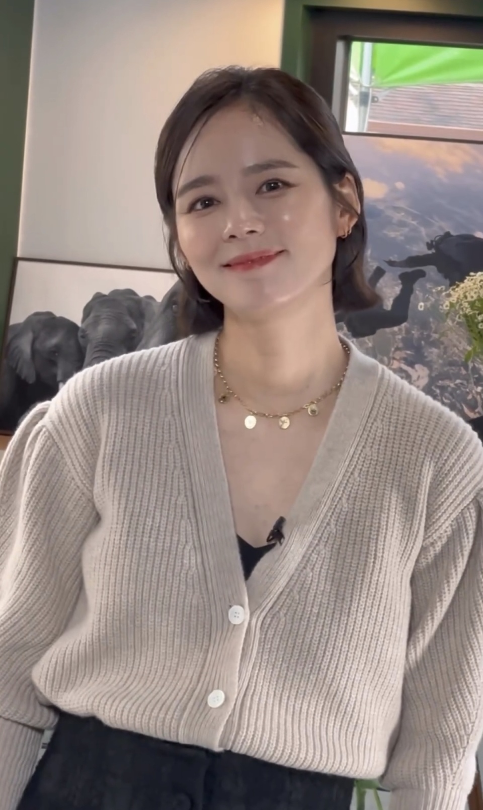 的短发造型不仅展现了她的时尚品味,还向大家展示了一个全新的韩佳人