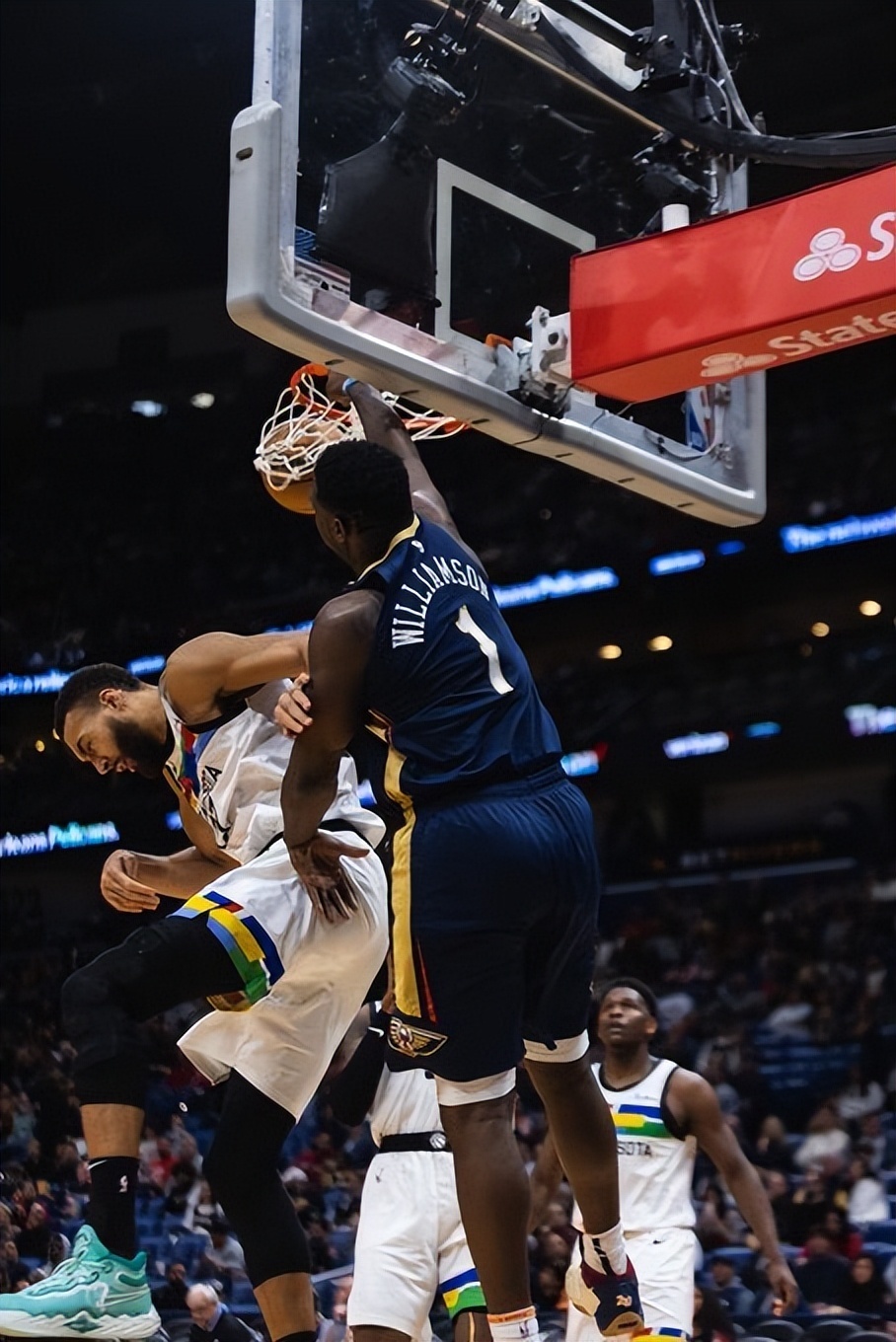 锡安目前场均25.8分7篮板4.7助攻1.23抢断0.62盖帽,命中率60.