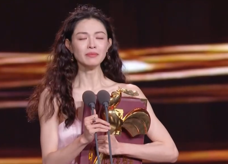 金雞獎頒獎名場面！宋佳二封詠梅失落，易烊千璽拿獎張藝謀樂開花 - 