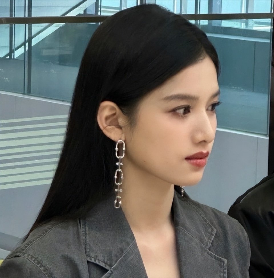 张婧仪生图火上热搜没有泪沟没有法令纹这面部平整得太牛了