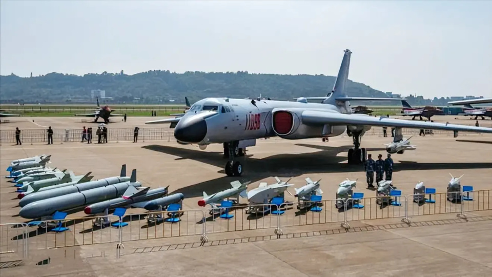 电子系统除此以外轰-6k作为中国空军目前装备的最新一代战略轰炸机,其