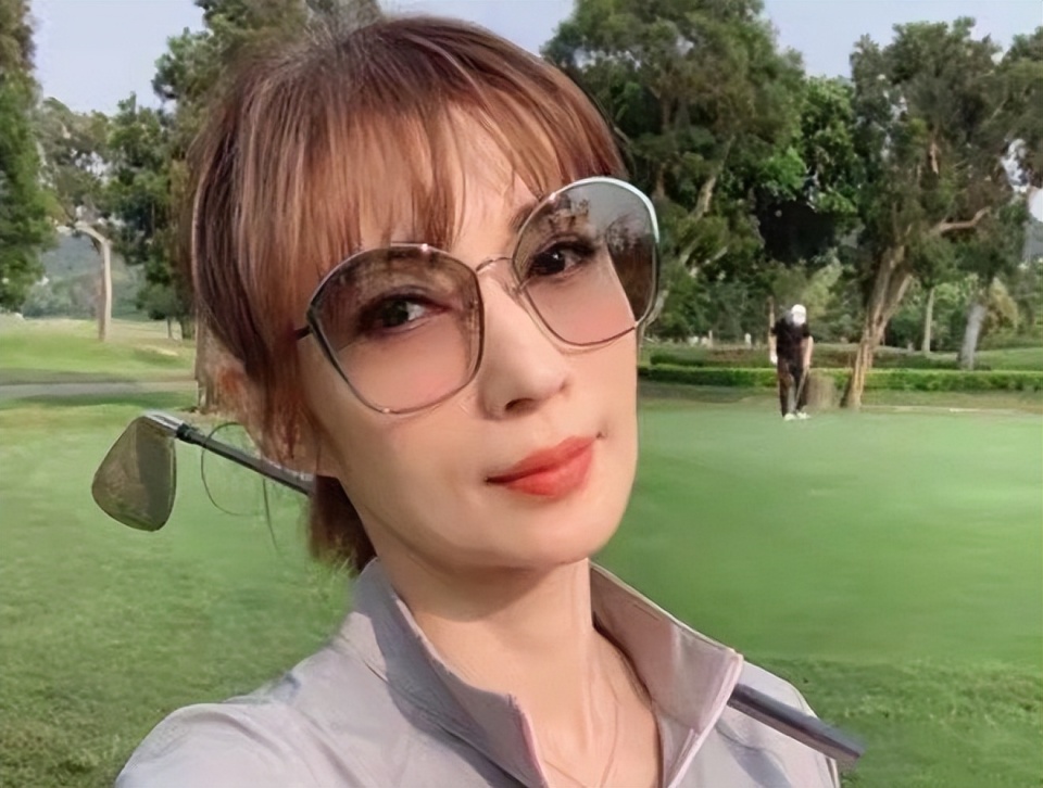 54岁"冬香"温翠苹近况曝光,身着比基尼秀马甲线,曾被当街家暴