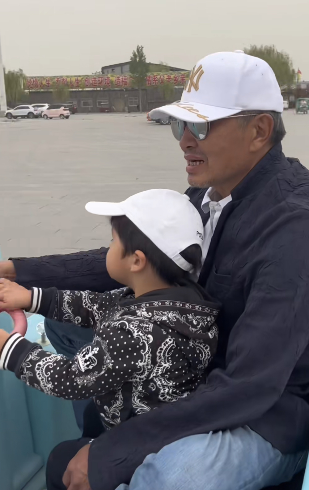 老戏骨杜源女儿晒近照爷孙俩坐在玩具拖拉机上画面温馨有爱