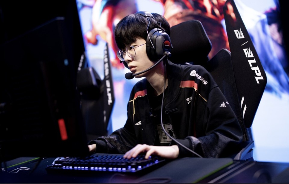 第一局tt上单剑魔,打野佛耶戈,中单岩雀,下路韦鲁斯加艾希;edg上单