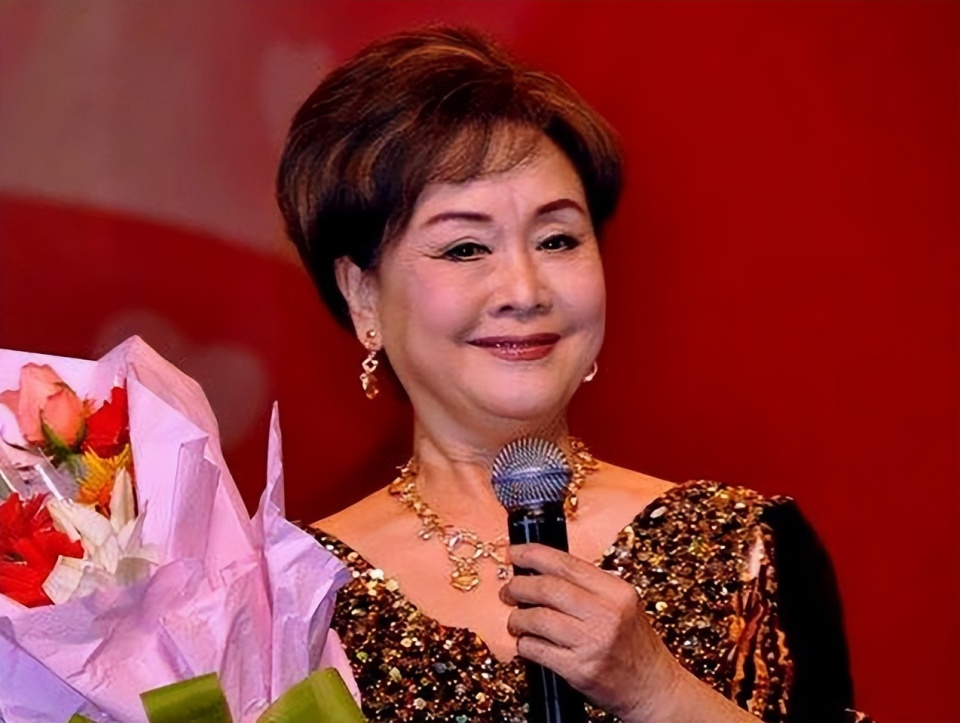 79岁李谷一回应缺席春晚,阳了后病情恢复的慢,有后遗症还没出院