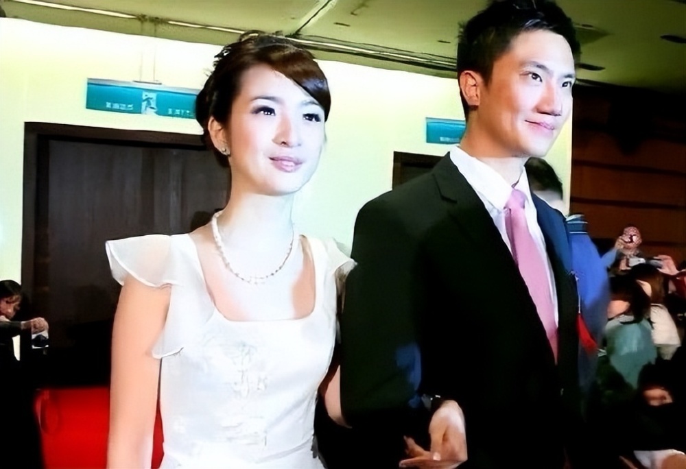 2011年,林依晨和林于超是高中同学,在参加表姐婚礼的时候相遇,一个是