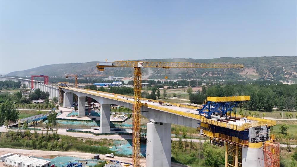 西康高铁全线最长桥梁——浐河特大桥跨浐河刚构连续梁顺利合龙