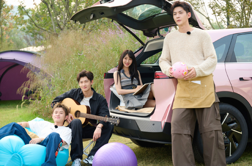 李菲儿,王勉等人开咖啡店,秀才艺送周边,把行业标准卷起来了