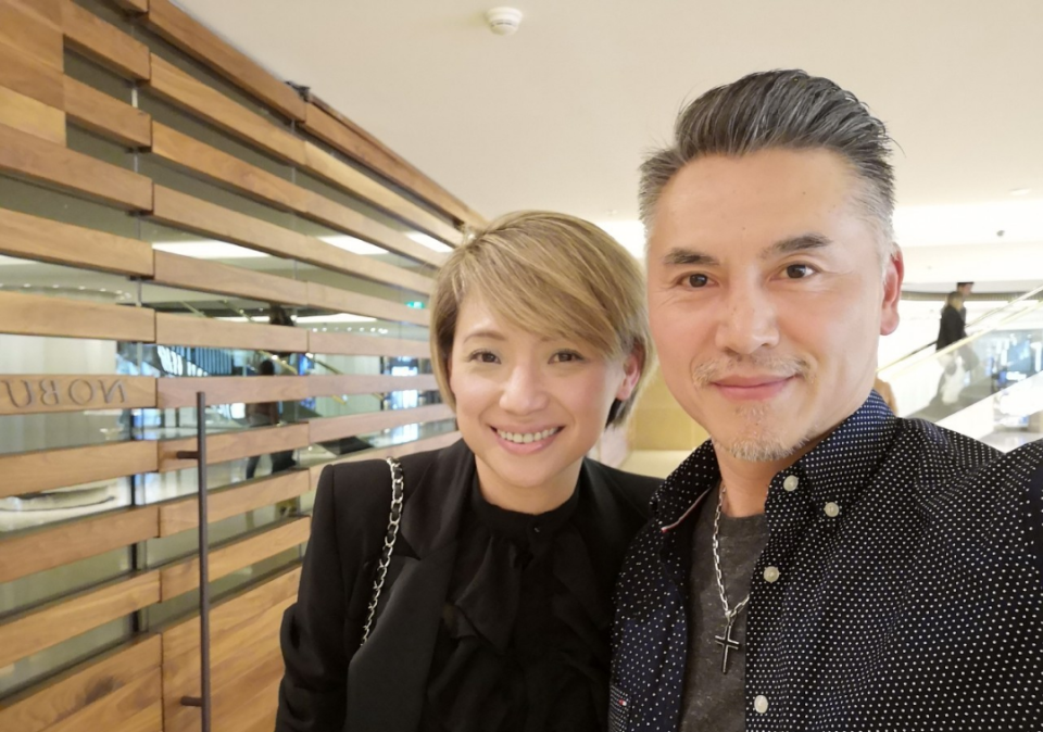 淳于珊珊的妻子吴楚君比他小四岁,是新加坡一个富贵人家的女儿,两人情