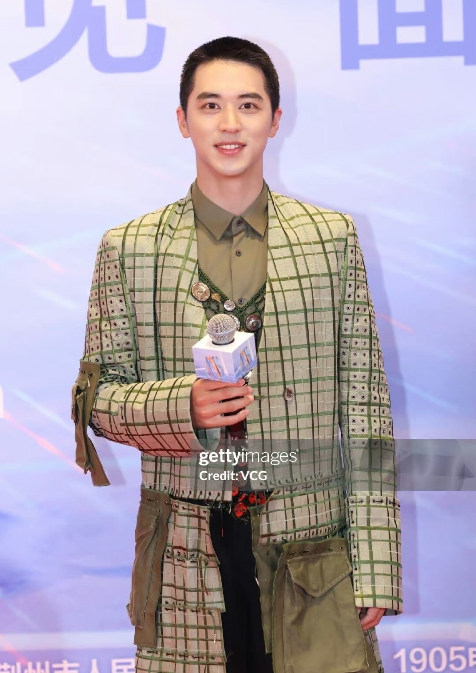 电影盛典红毯:张小斐短发香肩太迷人,袁泉知性优雅,苏有朋发福_腾讯