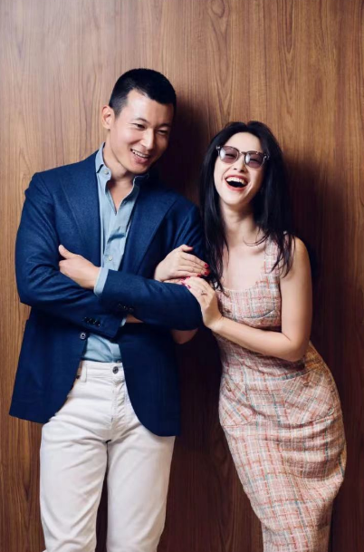 朱珠晒全家福围头巾一点也不土还很贵气女儿越长越像妈超漂亮