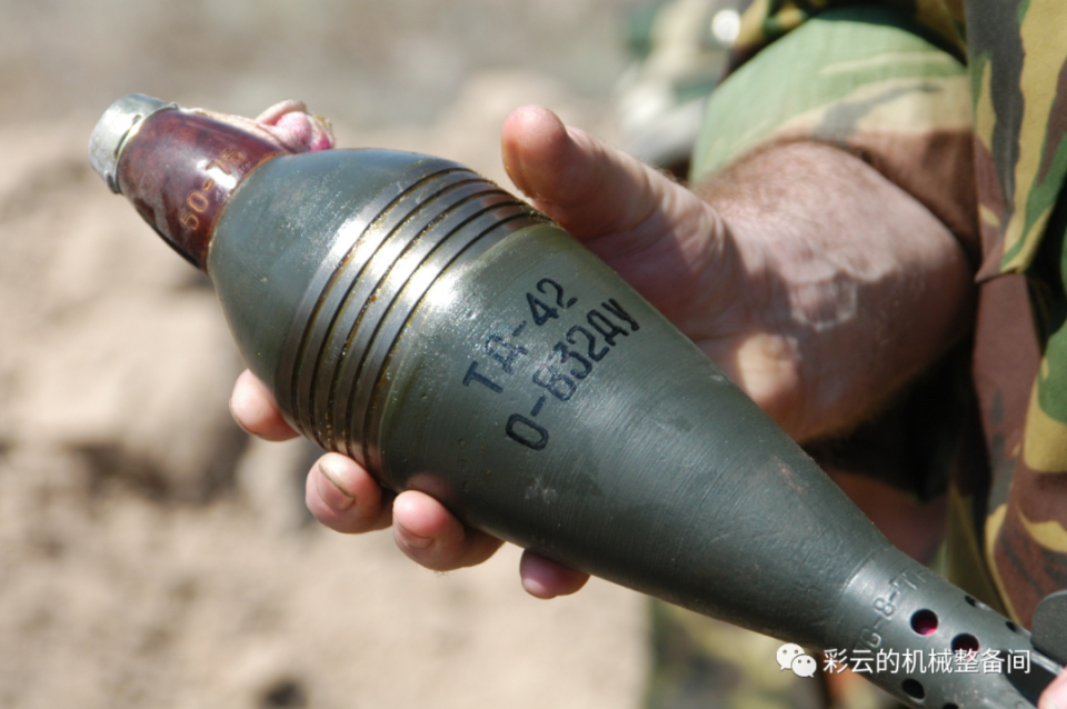 炮弹用的是闭气环,在水滴形弹体最粗的部分有一道道环槽,发射时火药