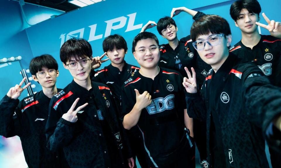 ale再次贴脸开大嘲讽uzi实力太菜fofo都带不动他进s13