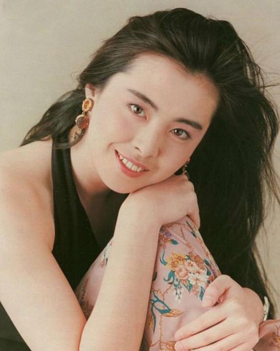 56岁王祖贤寺庙修行照曝光,面部浮肿眼角疑提拉,跟做了医美一样-腾讯