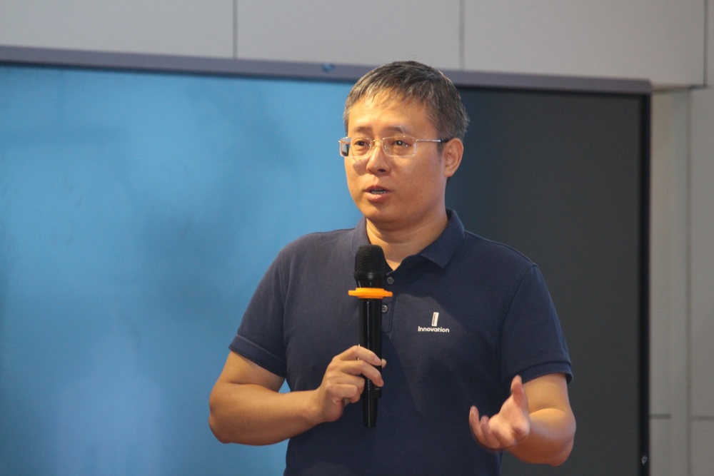 历程,室温超导如何实现等方面,带领南湖中学的师生了解超导的前世今生