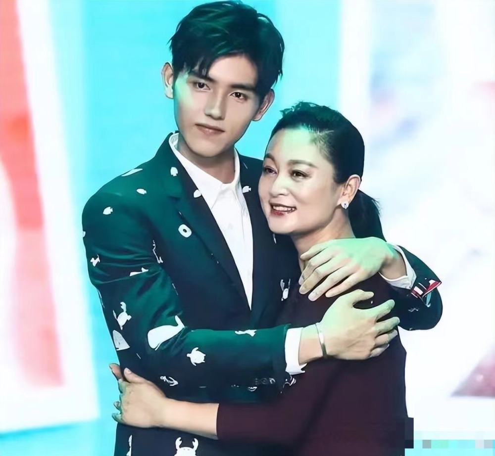 陈红母子家庭聚餐,陈飞宇撒娇遭哥哥嫌弃,相处温馨不见陈凯歌_腾讯