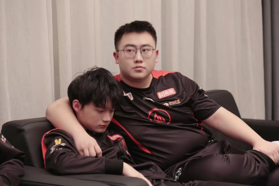 ag第三轮惨败菲菲晒复盘图奶茶逐帧讲解5位选手表情凝重