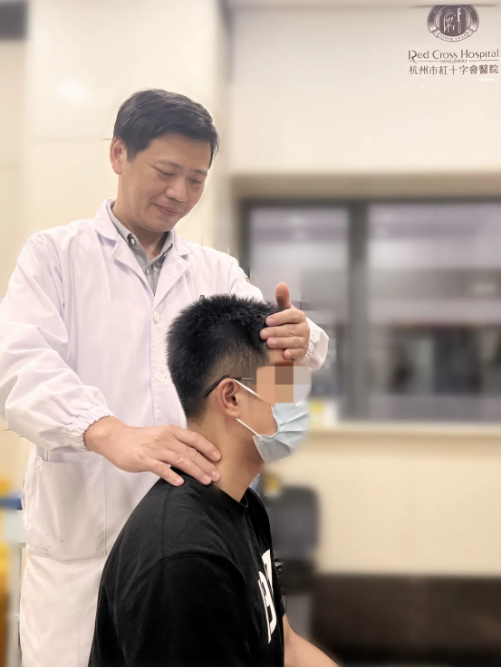 睡前常半躺刷手机致颈椎间盘突出，下肢乏力