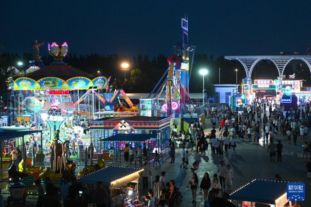 宁夏银川:览山公园观日落 助力城市"夜经济"