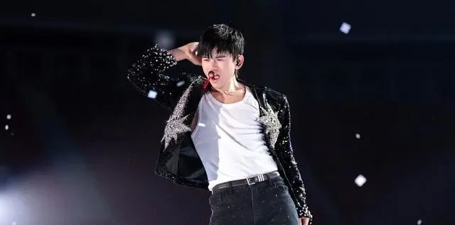 张杰谢娜带3女儿逛迪士尼,两人渔夫帽上万,开演唱会场场爆满_腾讯新闻