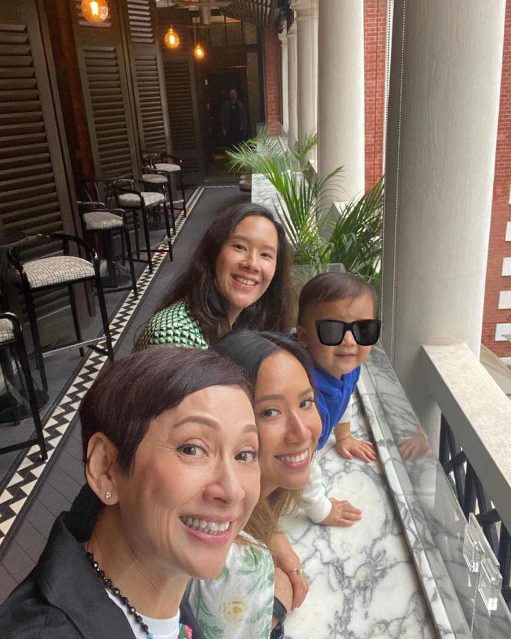 周润发前妻罕晒全家福!