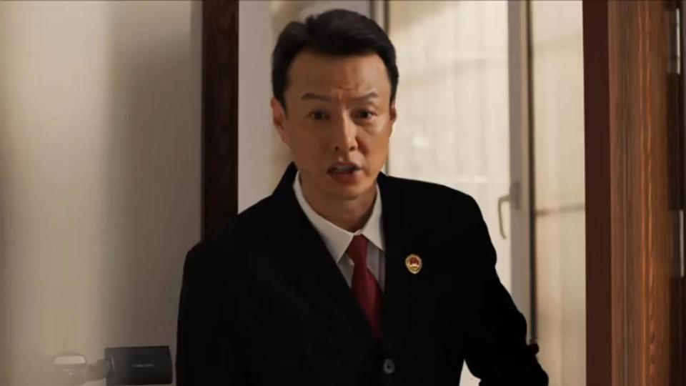 《以法之名》大结局，万海猝死，王华山潜逃，郑雅萍失职是主因！_腾讯新闻