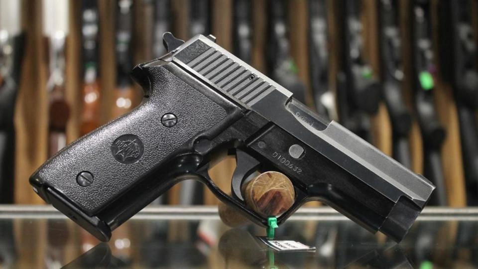 北方工业NP34半自动 基于西格绍尔P228设计 凭借低成本受到欢迎_腾讯新闻