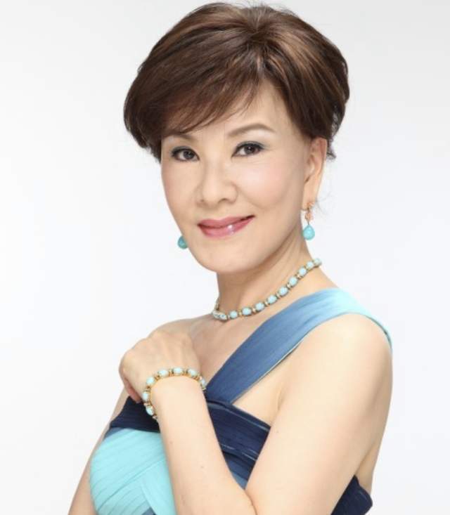 73岁戏骨夏台凤独自赶集买年货,逛路边摊无人识,台北街上年味浓_腾讯