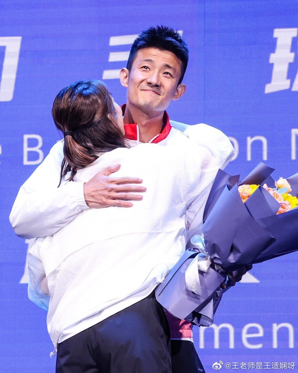 王适娴一袭黑裙超美,谌龙甜蜜搂肩_腾讯新闻