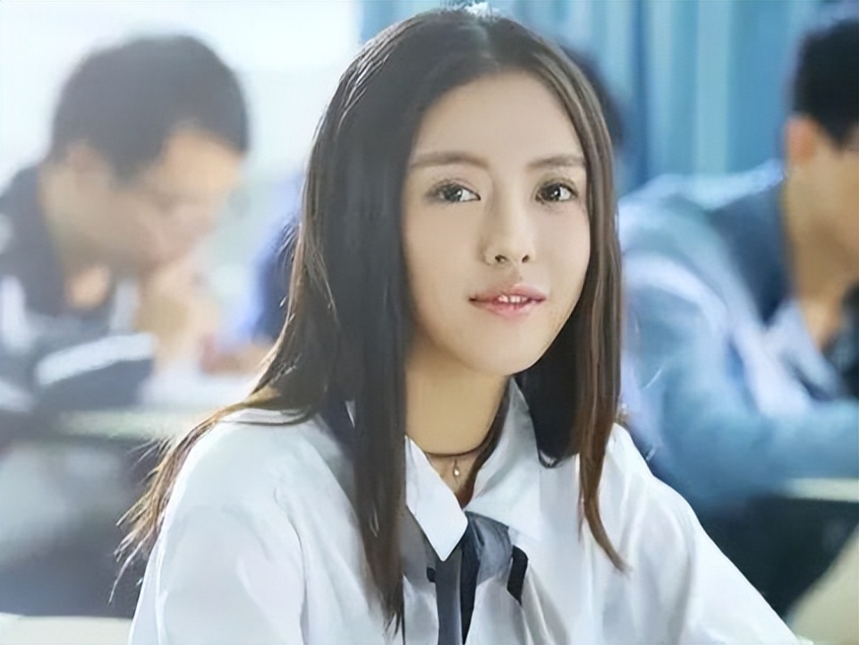 几年后的青春剧《匆匆那年》中,饰演了敢爱敢恨的女二号林嘉茉一角