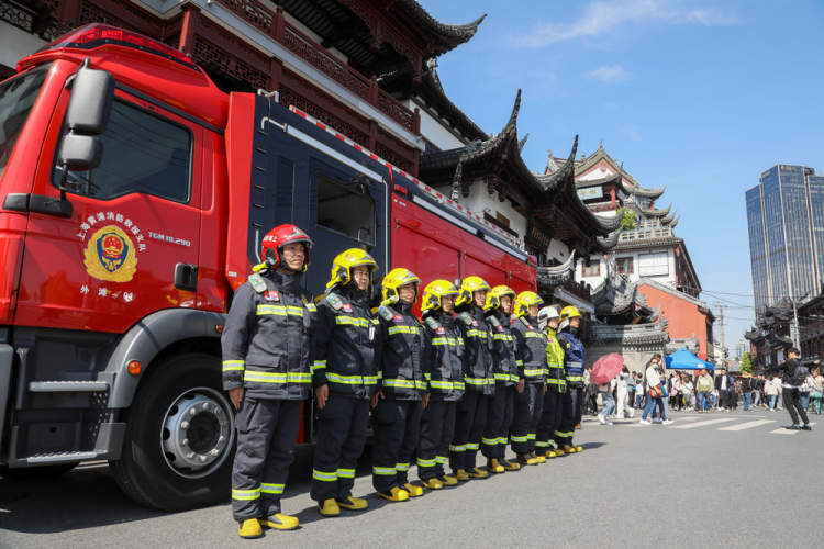 "蓝朋友"  | 五一假期,黄浦消防在外滩,豫园等景区前置驻防