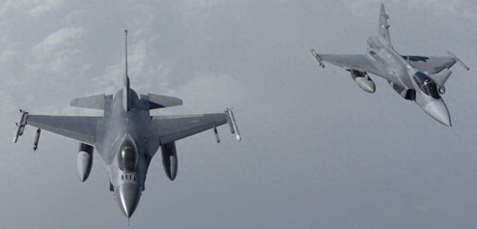 泰国空军出动F-16战机攻击柬边境！泰柬会大打出手？政坛何去何从？