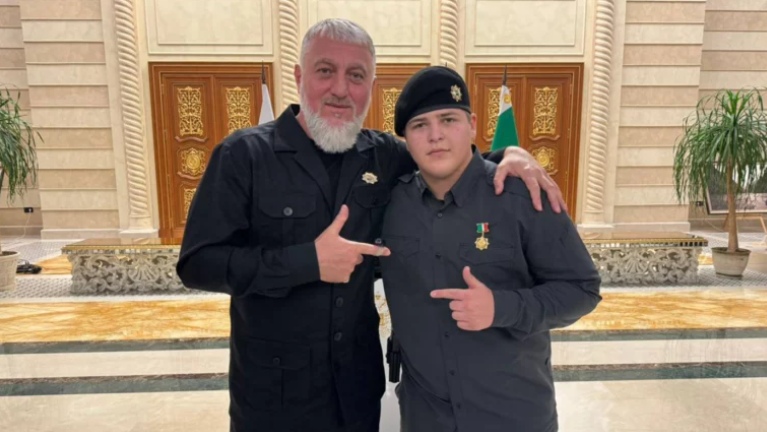 虎父无犬子车臣总统15岁儿子获颁功勋奖章