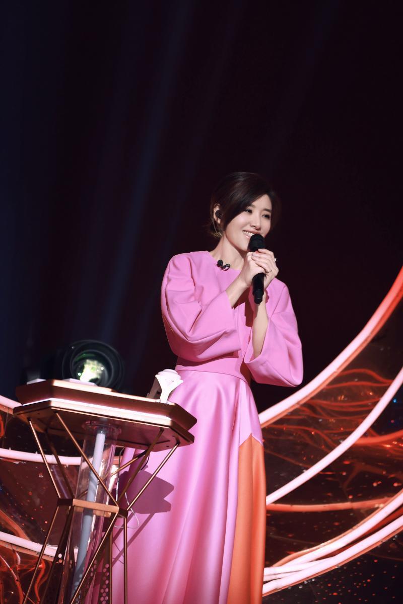 苏慧伦给自己的挑战 诠释陈奕迅《红玫瑰》_腾讯新闻