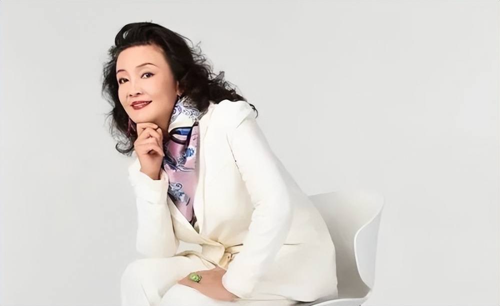 张兰再度宣战大s,将起诉小黑粉,汪小菲直播连麦劝母:别再胡说八道