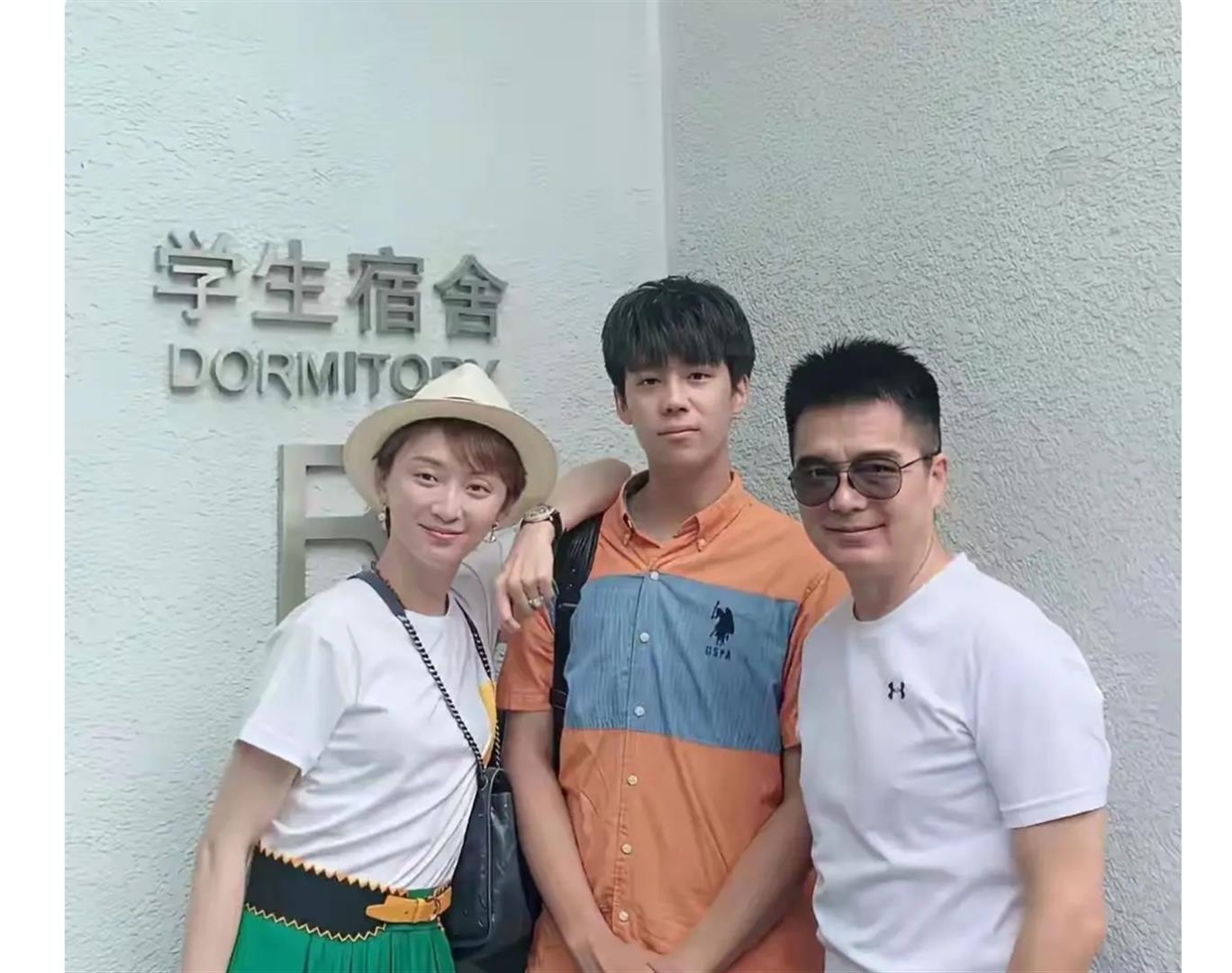 原來他是許亞軍長子，神似前妻何晴，如今名校畢業已成父親的驕傲 - 