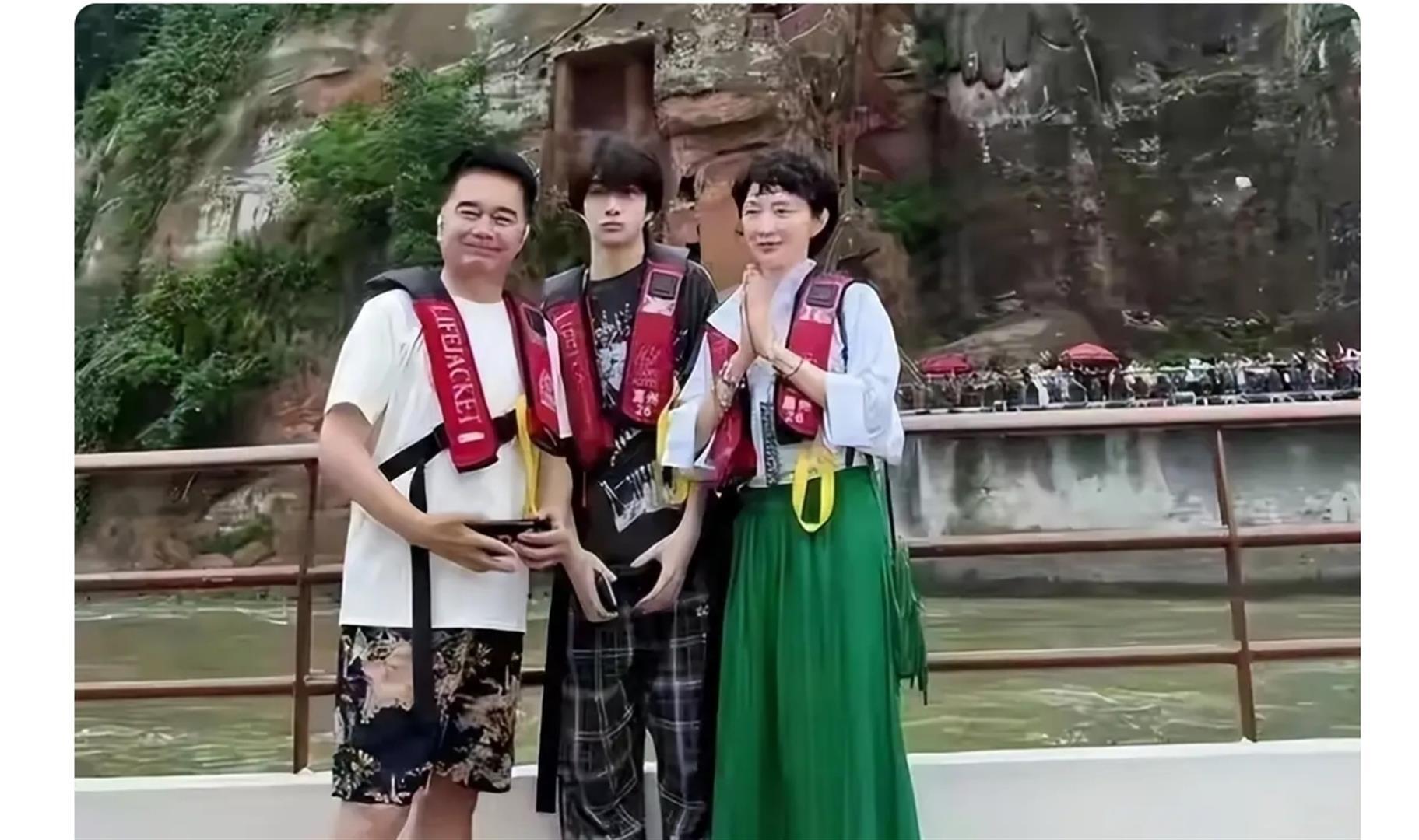 原來他是許亞軍長子，神似前妻何晴，如今名校畢業已成父親的驕傲 - 