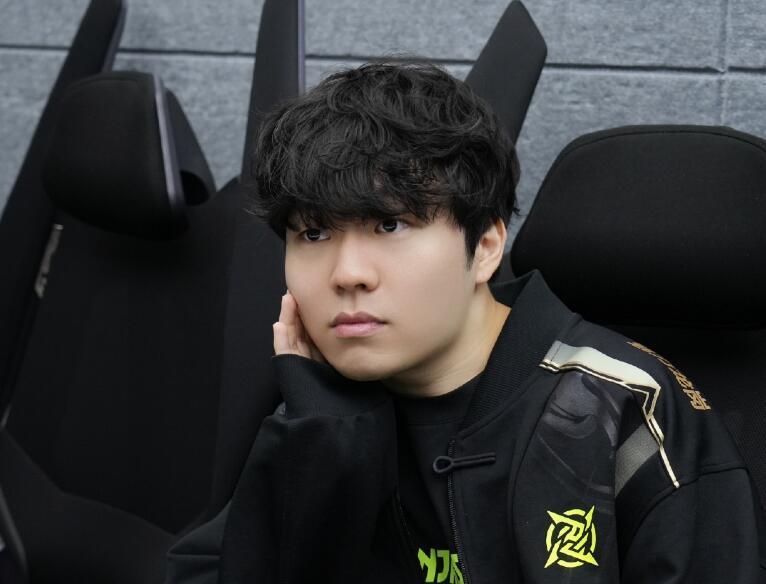 rookie拆粉丝送的生日礼物平平无奇的短袖看完价格直呼太贵了