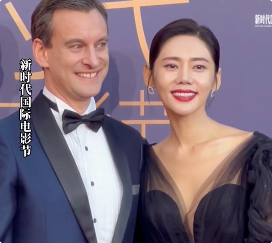 澳门这一夜：张萌身材丰满圆润，秋瓷炫韵味十足，文咏珊惊艳全场_腾讯新闻