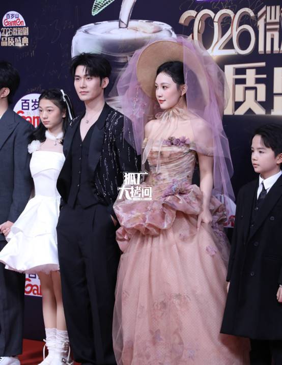 短劇品質盛典：洪欣身材傲人，余茵好美，向佐用腳踢主持人 - 