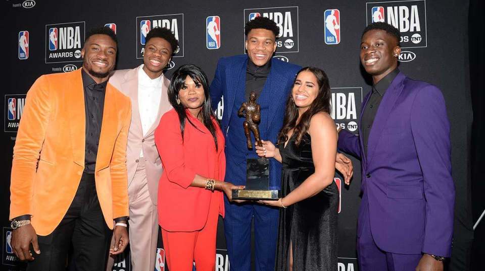 三兄弟篮球！雄鹿签下字母哥弟弟创NBA历史，球迷：比湖人勇士还狠！