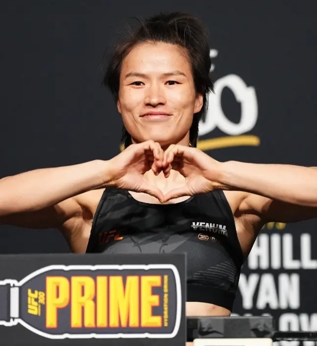 闫晓楠态度巨大反转称重现场主动握手张伟丽点头弯腰无比谦卑