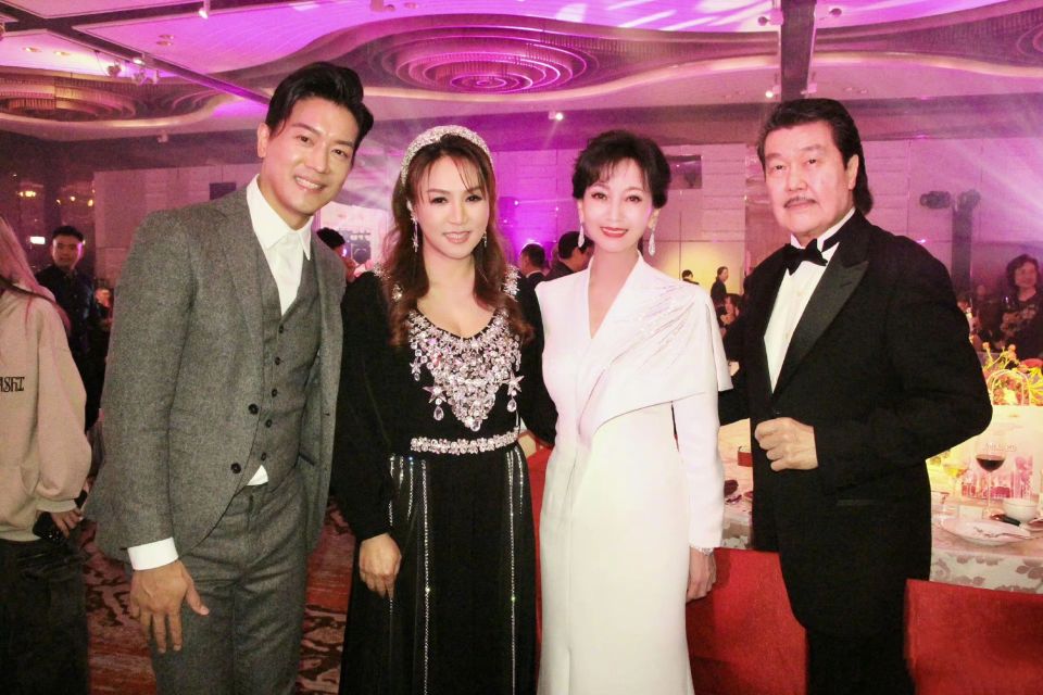 70岁赵雅芝晒与老公合照,网友调侃像父女,男方身份不简单_腾讯新闻