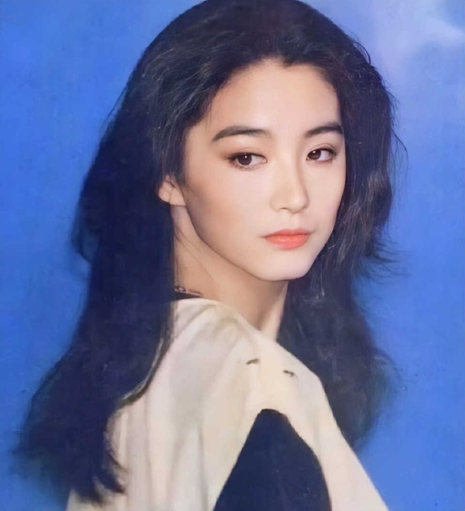 林青霞究竟算不算80年代第一美女看看她和巩俐的合照就有答案了