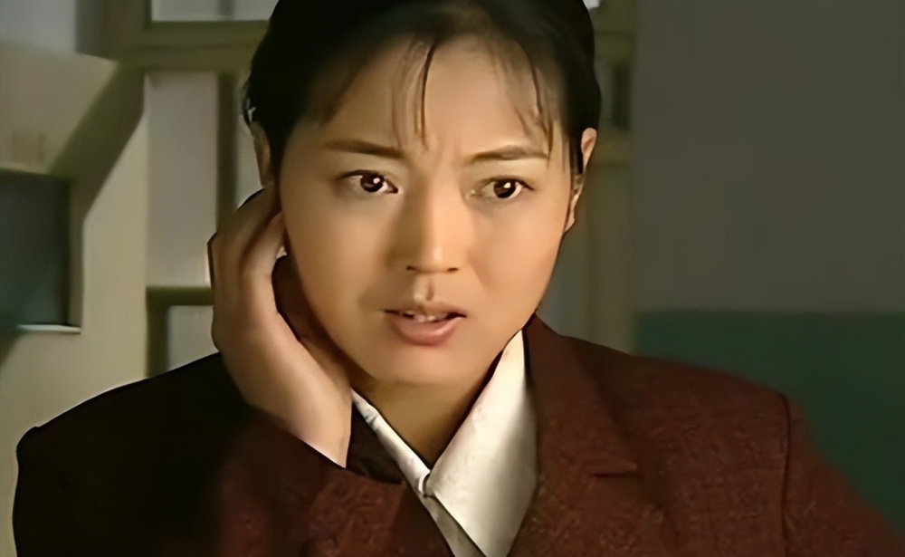 除此之外,王茜华在《女人的村庄》饰演的村支书张西凤,《小麦进城》里