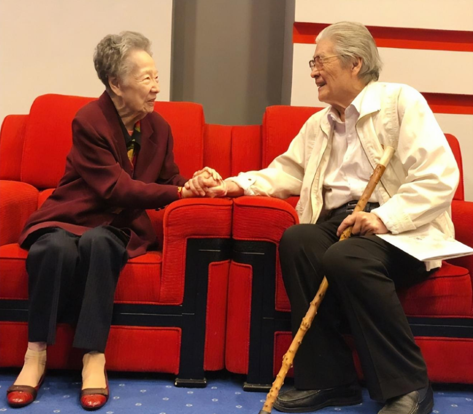 蓝天野:白天是演员,晚上是特工,94岁获七一勋章,95岁遗憾病逝_腾讯