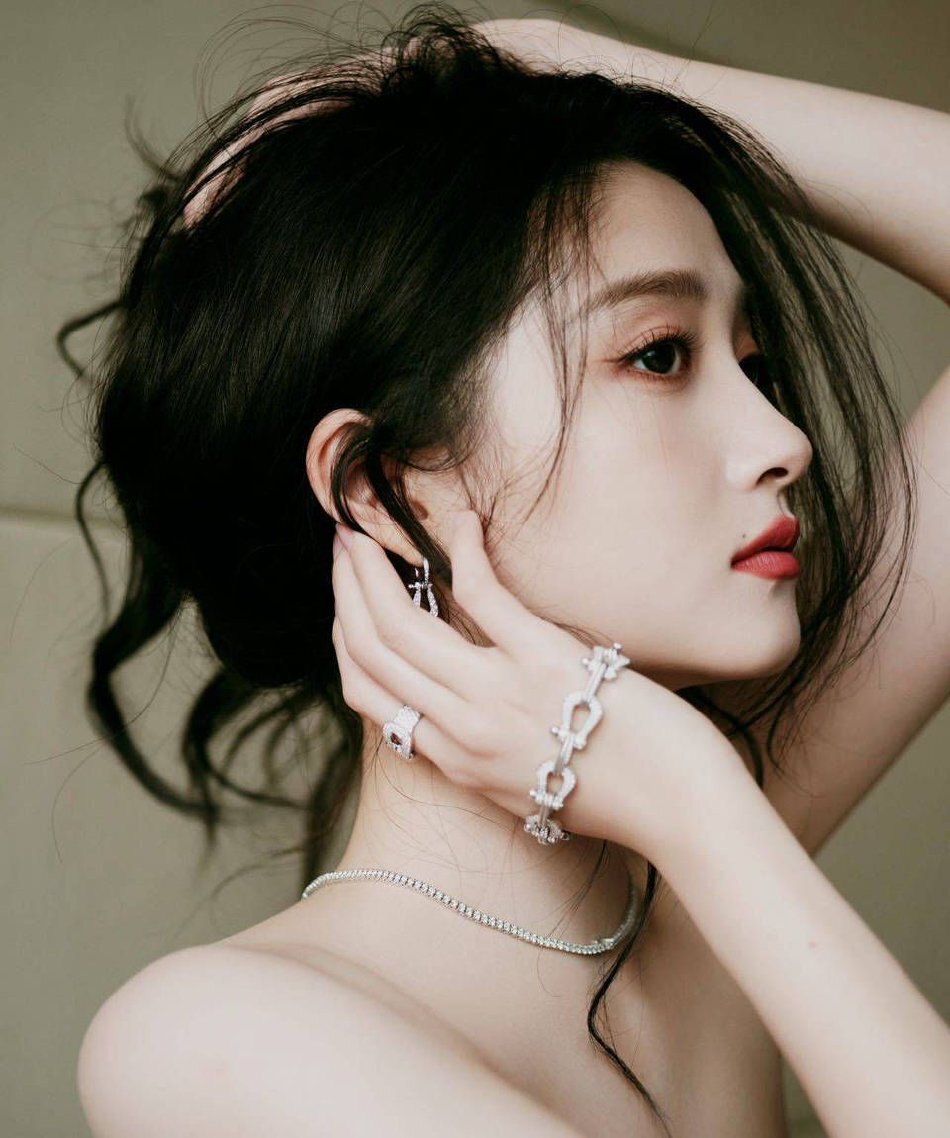 关晓彤穿黑色羽毛短裙气质优雅自信