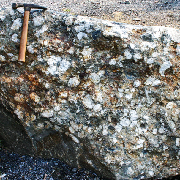 盆地或三角洲的环境下,并且水流区域内需要本就存在极为丰富的金矿脉